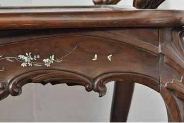 アジアンビンテージ　唐木(花梨、カリン)　螺鈿(ラデン)　象嵌入り　花に舞う蝶の意匠が愛らしいベンチ(長椅子、長イス、板座チェア、アームチェア、ヴィンテージ)(R-076374)