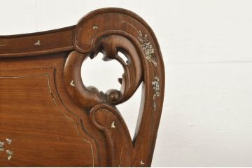 アジアンビンテージ　唐木(花梨、カリン)　螺鈿(ラデン)　象嵌入り　花に舞う蝶の意匠が愛らしいベンチ(長椅子、長イス、板座チェア、アームチェア、ヴィンテージ)(R-076374)