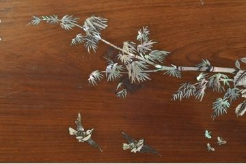 アジアンビンテージ　唐木(花梨、カリン)　螺鈿(ラデン)　象嵌入り　花に舞う蝶の意匠が愛らしいベンチ(長椅子、長イス、板座チェア、アームチェア、ヴィンテージ)(R-076374)