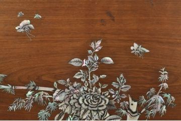 アジアンビンテージ　唐木(花梨、カリン)　螺鈿(ラデン)　象嵌入り　花に舞う蝶の意匠が愛らしいベンチ(長椅子、長イス、板座チェア、アームチェア、ヴィンテージ)(R-076374)