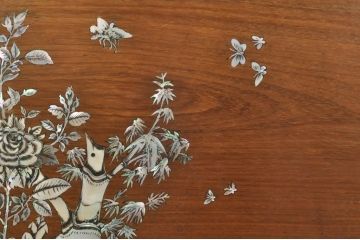アジアンビンテージ　唐木(花梨、カリン)　螺鈿(ラデン)　象嵌入り　花に舞う蝶の意匠が愛らしいベンチ(長椅子、長イス、板座チェア、アームチェア、ヴィンテージ)(R-076374)