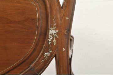 アジアンビンテージ　唐木(花梨、カリン)　螺鈿(ラデン)　象嵌入り　花に舞う蝶の意匠が愛らしいベンチ(長椅子、長イス、板座チェア、アームチェア、ヴィンテージ)(R-076374)