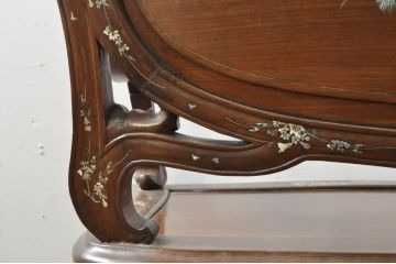 アジアンビンテージ　唐木(花梨、カリン)　螺鈿(ラデン)　象嵌入り　花に舞う蝶の意匠が愛らしいベンチ(長椅子、長イス、板座チェア、アームチェア、ヴィンテージ)(R-076374)
