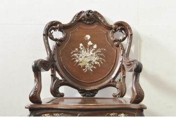 アジアンビンテージ　唐木(花梨、カリン)　螺鈿(ラデン)　象嵌入り　花に舞う蝶の意匠が愛らしいアームチェア(ダイニングチェア、板座チェア、椅子、イス、ヴィンテージ)(R-076375)
