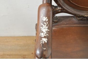 アジアンビンテージ　唐木(花梨、カリン)　螺鈿(ラデン)　象嵌入り　花に舞う蝶の意匠が愛らしいアームチェア(ダイニングチェア、板座チェア、椅子、イス、ヴィンテージ)(R-076375)