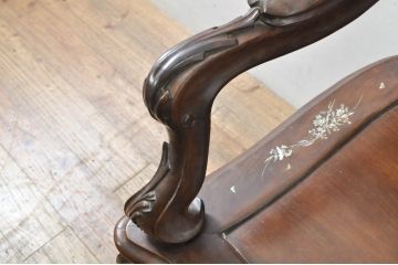 アジアンビンテージ　唐木(花梨、カリン)　螺鈿(ラデン)　象嵌入り　花に舞う蝶の意匠が愛らしいアームチェア(ダイニングチェア、板座チェア、椅子、イス、ヴィンテージ)(R-076375)