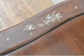 アジアンビンテージ　唐木(花梨、カリン)　螺鈿(ラデン)　象嵌入り　花に舞う蝶の意匠が愛らしいアームチェア(ダイニングチェア、板座チェア、椅子、イス、ヴィンテージ)(R-076375)