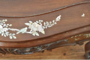 アジアンビンテージ　唐木(花梨、カリン)　螺鈿(ラデン)　象嵌入り　花に舞う蝶の意匠が愛らしいアームチェア(ダイニングチェア、板座チェア、椅子、イス、ヴィンテージ)(R-076375)