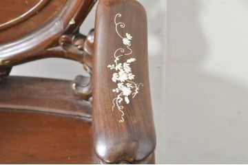アジアンビンテージ　唐木(花梨、カリン)　螺鈿(ラデン)　象嵌入り　花に舞う蝶の意匠が愛らしいアームチェア(ダイニングチェア、板座チェア、椅子、イス、ヴィンテージ)(R-076375)