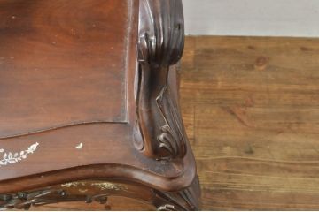 アジアンビンテージ　唐木(花梨、カリン)　螺鈿(ラデン)　象嵌入り　花に舞う蝶の意匠が愛らしいアームチェア(ダイニングチェア、板座チェア、椅子、イス、ヴィンテージ)(R-076375)