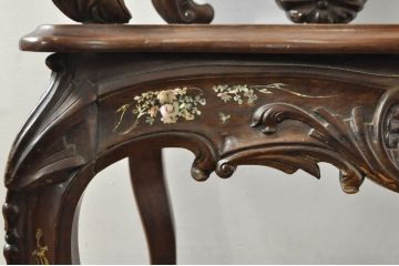 アジアンビンテージ　唐木(花梨、カリン)　螺鈿(ラデン)　象嵌入り　花に舞う蝶の意匠が愛らしいアームチェア(ダイニングチェア、板座チェア、椅子、イス、ヴィンテージ)(R-076375)