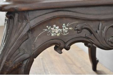 アジアンビンテージ　唐木(花梨、カリン)　螺鈿(ラデン)　象嵌入り　花に舞う蝶の意匠が愛らしいアームチェア(ダイニングチェア、板座チェア、椅子、イス、ヴィンテージ)(R-076375)