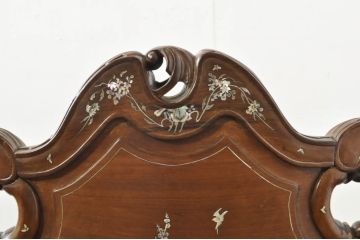 アジアンビンテージ　唐木(花梨、カリン)　螺鈿(ラデン)　象嵌入り　花に舞う蝶の意匠が愛らしいアームチェア(ダイニングチェア、板座チェア、椅子、イス、ヴィンテージ)(R-076375)