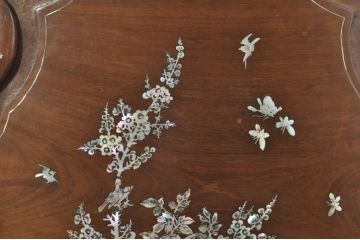 アジアンビンテージ　唐木(花梨、カリン)　螺鈿(ラデン)　象嵌入り　花に舞う蝶の意匠が愛らしいアームチェア(ダイニングチェア、板座チェア、椅子、イス、ヴィンテージ)(R-076375)