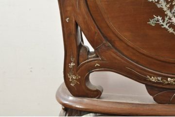 アジアンビンテージ　唐木(花梨、カリン)　螺鈿(ラデン)　象嵌入り　花に舞う蝶の意匠が愛らしいアームチェア(ダイニングチェア、板座チェア、椅子、イス、ヴィンテージ)(R-076375)
