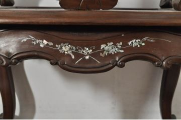 アジアンビンテージ　唐木(花梨、カリン)　螺鈿(ラデン)　象嵌入り　花に舞う蝶の意匠が愛らしいアームチェア(ダイニングチェア、板座チェア、椅子、イス、ヴィンテージ)(R-076375)
