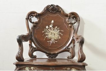 アジアンビンテージ　唐木(花梨、カリン)　螺鈿(ラデン)　象嵌入り　花に舞う蝶の意匠が愛らしいアームチェア(ダイニングチェア、板座チェア、椅子、イス、ヴィンテージ)(R-076376)