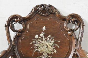 アジアンビンテージ　唐木(花梨、カリン)　螺鈿(ラデン)　象嵌入り　花に舞う蝶の意匠が愛らしいアームチェア(ダイニングチェア、板座チェア、椅子、イス、ヴィンテージ)(R-076376)