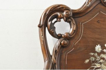 アジアンビンテージ　唐木(花梨、カリン)　螺鈿(ラデン)　象嵌入り　花に舞う蝶の意匠が愛らしいアームチェア(ダイニングチェア、板座チェア、椅子、イス、ヴィンテージ)(R-076376)