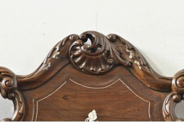 アジアンビンテージ　唐木(花梨、カリン)　螺鈿(ラデン)　象嵌入り　花に舞う蝶の意匠が愛らしいアームチェア(ダイニングチェア、板座チェア、椅子、イス、ヴィンテージ)(R-076376)