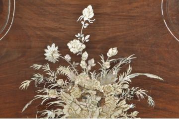 アジアンビンテージ　唐木(花梨、カリン)　螺鈿(ラデン)　象嵌入り　花に舞う蝶の意匠が愛らしいアームチェア(ダイニングチェア、板座チェア、椅子、イス、ヴィンテージ)(R-076376)