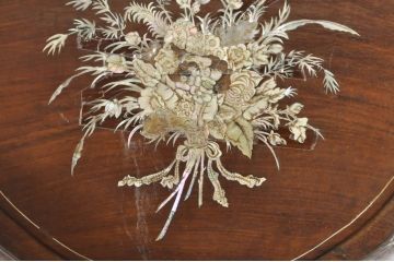 アジアンビンテージ　唐木(花梨、カリン)　螺鈿(ラデン)　象嵌入り　花に舞う蝶の意匠が愛らしいアームチェア(ダイニングチェア、板座チェア、椅子、イス、ヴィンテージ)(R-076376)