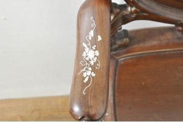 アジアンビンテージ　唐木(花梨、カリン)　螺鈿(ラデン)　象嵌入り　花に舞う蝶の意匠が愛らしいアームチェア(ダイニングチェア、板座チェア、椅子、イス、ヴィンテージ)(R-076376)