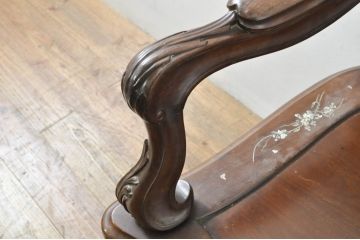アジアンビンテージ　唐木(花梨、カリン)　螺鈿(ラデン)　象嵌入り　花に舞う蝶の意匠が愛らしいアームチェア(ダイニングチェア、板座チェア、椅子、イス、ヴィンテージ)(R-076376)