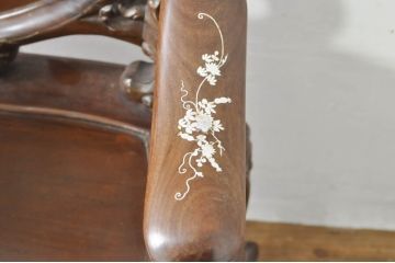 アジアンビンテージ　唐木(花梨、カリン)　螺鈿(ラデン)　象嵌入り　花に舞う蝶の意匠が愛らしいアームチェア(ダイニングチェア、板座チェア、椅子、イス、ヴィンテージ)(R-076376)
