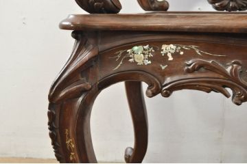 アジアンビンテージ　唐木(花梨、カリン)　螺鈿(ラデン)　象嵌入り　花に舞う蝶の意匠が愛らしいアームチェア(ダイニングチェア、板座チェア、椅子、イス、ヴィンテージ)(R-076376)