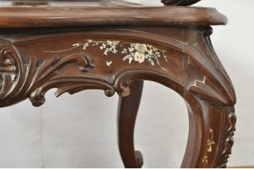 アジアンビンテージ　唐木(花梨、カリン)　螺鈿(ラデン)　象嵌入り　花に舞う蝶の意匠が愛らしいアームチェア(ダイニングチェア、板座チェア、椅子、イス、ヴィンテージ)(R-076376)