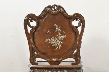 アジアンビンテージ　唐木(花梨、カリン)　螺鈿(ラデン)　象嵌入り　花に舞う蝶の意匠が愛らしいアームチェア(ダイニングチェア、板座チェア、椅子、イス、ヴィンテージ)(R-076376)