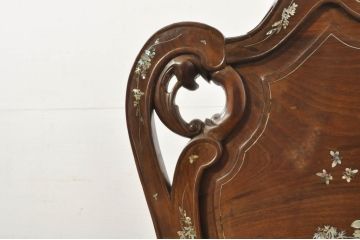 アジアンビンテージ　唐木(花梨、カリン)　螺鈿(ラデン)　象嵌入り　花に舞う蝶の意匠が愛らしいアームチェア(ダイニングチェア、板座チェア、椅子、イス、ヴィンテージ)(R-076376)
