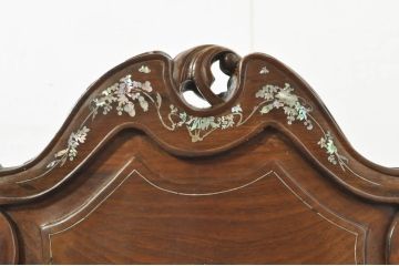 アジアンビンテージ　唐木(花梨、カリン)　螺鈿(ラデン)　象嵌入り　花に舞う蝶の意匠が愛らしいアームチェア(ダイニングチェア、板座チェア、椅子、イス、ヴィンテージ)(R-076376)