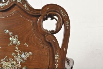 アジアンビンテージ　唐木(花梨、カリン)　螺鈿(ラデン)　象嵌入り　花に舞う蝶の意匠が愛らしいアームチェア(ダイニングチェア、板座チェア、椅子、イス、ヴィンテージ)(R-076376)