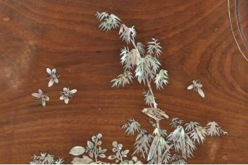 アジアンビンテージ　唐木(花梨、カリン)　螺鈿(ラデン)　象嵌入り　花に舞う蝶の意匠が愛らしいアームチェア(ダイニングチェア、板座チェア、椅子、イス、ヴィンテージ)(R-076376)
