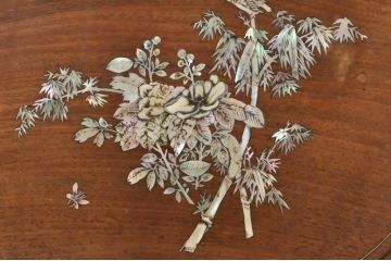 アジアンビンテージ　唐木(花梨、カリン)　螺鈿(ラデン)　象嵌入り　花に舞う蝶の意匠が愛らしいアームチェア(ダイニングチェア、板座チェア、椅子、イス、ヴィンテージ)(R-076376)