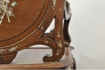 アジアンビンテージ　唐木(花梨、カリン)　螺鈿(ラデン)　象嵌入り　花に舞う蝶の意匠が愛らしいアームチェア(ダイニングチェア、板座チェア、椅子、イス、ヴィンテージ)(R-076376)