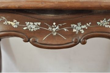 アジアンビンテージ　唐木(花梨、カリン)　螺鈿(ラデン)　象嵌入り　花に舞う蝶の意匠が愛らしいアームチェア(ダイニングチェア、板座チェア、椅子、イス、ヴィンテージ)(R-076376)