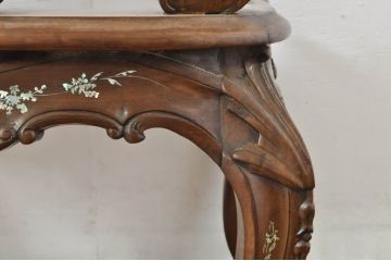 アジアンビンテージ　唐木(花梨、カリン)　螺鈿(ラデン)　象嵌入り　花に舞う蝶の意匠が愛らしいアームチェア(ダイニングチェア、板座チェア、椅子、イス、ヴィンテージ)(R-076376)