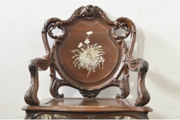アジアンビンテージ　唐木(花梨、カリン)　螺鈿(ラデン)　象嵌入り　花に舞う蝶の意匠が愛らしいアームチェア(ダイニングチェア、板座チェア、椅子、イス、ヴィンテージ)(R-076377)