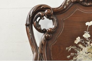 アジアンビンテージ　唐木(花梨、カリン)　螺鈿(ラデン)　象嵌入り　花に舞う蝶の意匠が愛らしいアームチェア(ダイニングチェア、板座チェア、椅子、イス、ヴィンテージ)(R-076377)