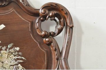 アジアンビンテージ　唐木(花梨、カリン)　螺鈿(ラデン)　象嵌入り　花に舞う蝶の意匠が愛らしいアームチェア(ダイニングチェア、板座チェア、椅子、イス、ヴィンテージ)(R-076377)