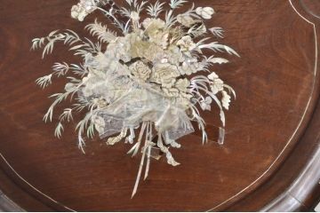 アジアンビンテージ　唐木(花梨、カリン)　螺鈿(ラデン)　象嵌入り　花に舞う蝶の意匠が愛らしいアームチェア(ダイニングチェア、板座チェア、椅子、イス、ヴィンテージ)(R-076377)