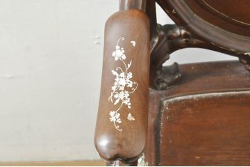 アジアンビンテージ　唐木(花梨、カリン)　螺鈿(ラデン)　象嵌入り　花に舞う蝶の意匠が愛らしいアームチェア(ダイニングチェア、板座チェア、椅子、イス、ヴィンテージ)(R-076377)