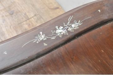 アジアンビンテージ　唐木(花梨、カリン)　螺鈿(ラデン)　象嵌入り　花に舞う蝶の意匠が愛らしいアームチェア(ダイニングチェア、板座チェア、椅子、イス、ヴィンテージ)(R-076377)