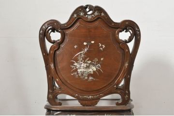 アジアンビンテージ　唐木(花梨、カリン)　螺鈿(ラデン)　象嵌入り　花に舞う蝶の意匠が愛らしいアームチェア(ダイニングチェア、板座チェア、椅子、イス、ヴィンテージ)(R-076377)
