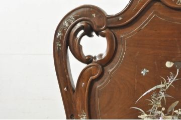 アジアンビンテージ　唐木(花梨、カリン)　螺鈿(ラデン)　象嵌入り　花に舞う蝶の意匠が愛らしいアームチェア(ダイニングチェア、板座チェア、椅子、イス、ヴィンテージ)(R-076377)