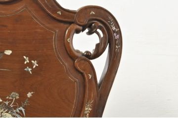 アジアンビンテージ　唐木(花梨、カリン)　螺鈿(ラデン)　象嵌入り　花に舞う蝶の意匠が愛らしいアームチェア(ダイニングチェア、板座チェア、椅子、イス、ヴィンテージ)(R-076377)