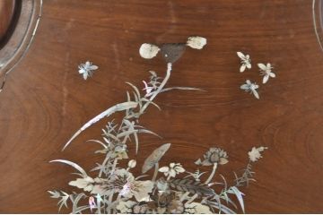 アジアンビンテージ　唐木(花梨、カリン)　螺鈿(ラデン)　象嵌入り　花に舞う蝶の意匠が愛らしいアームチェア(ダイニングチェア、板座チェア、椅子、イス、ヴィンテージ)(R-076377)